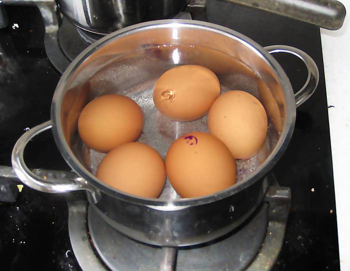 Яйца кладут в кипящую воду